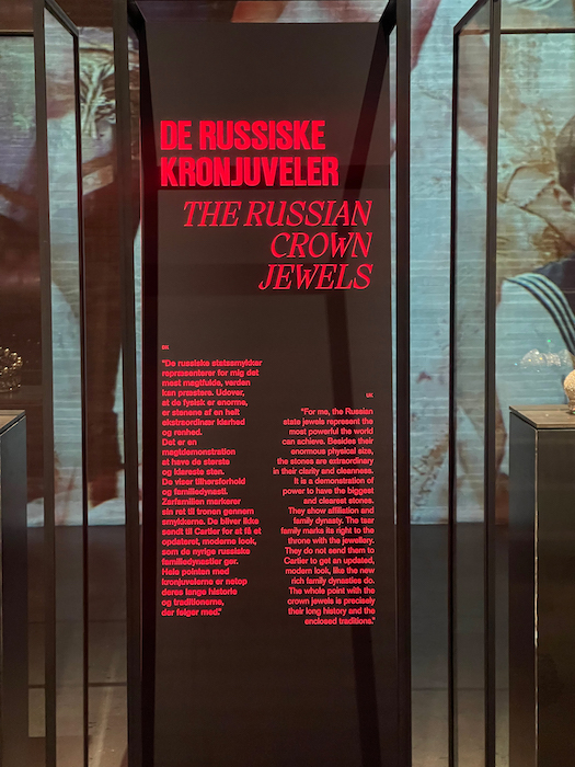 Citat: "De russiske statssmykker repræsenterer for mig det mest magtfulde, verden kan præstere. Udover, at de fysisk er enorme, er stenene af en helt ekstraordinær klarhed og renhed."  (Eksempel fra tidligere udstilling.)