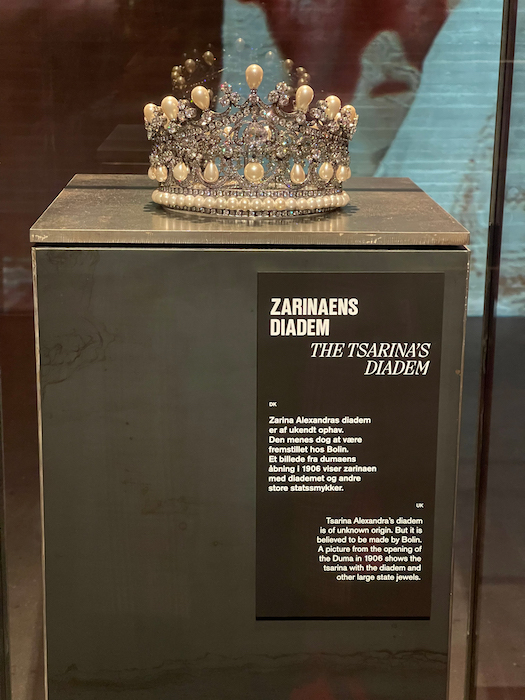 Sarina Alexandres diadem er af ukendt ophav. Den menes dog at være fremstillet hos Bolin. Et billede fra Dumaens åbning i 1906 viser Zarinaen med diademet og andre store statssmykker. (Eksempel fra tidligere udstilling.)
