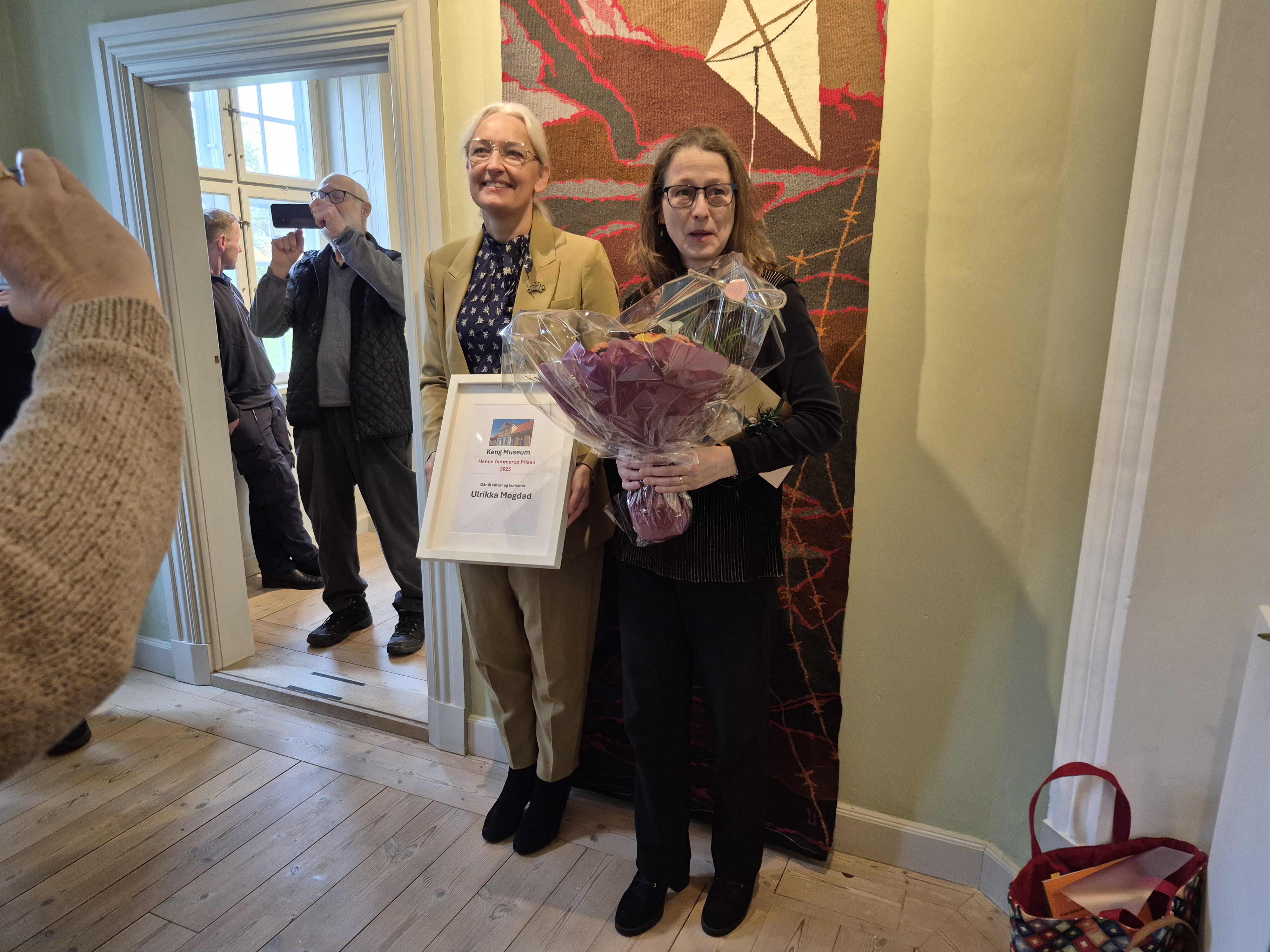 Ulrikka Mokdad fik overrakt Hanne Tommerup Prisen af Hannes datter Karen.