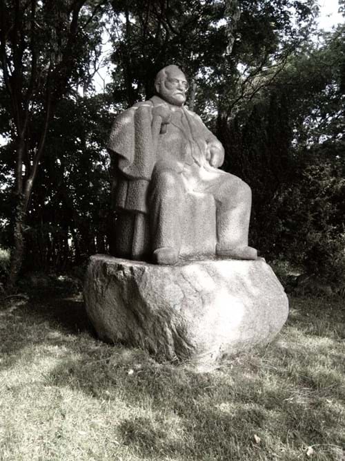 Statue af Frede Bojsen - Møns Museum